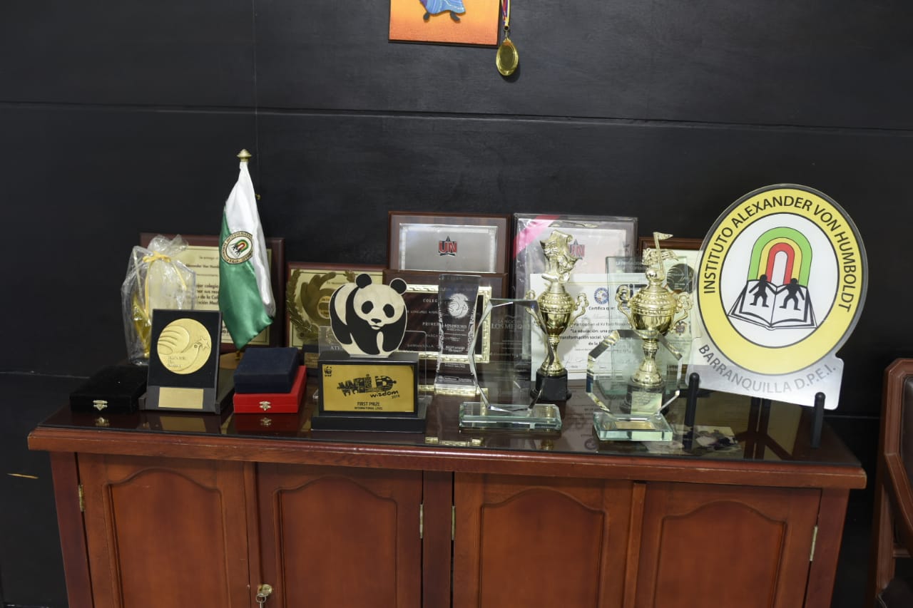 Algunos de los premios de la institución reposan en la oficina del rector.