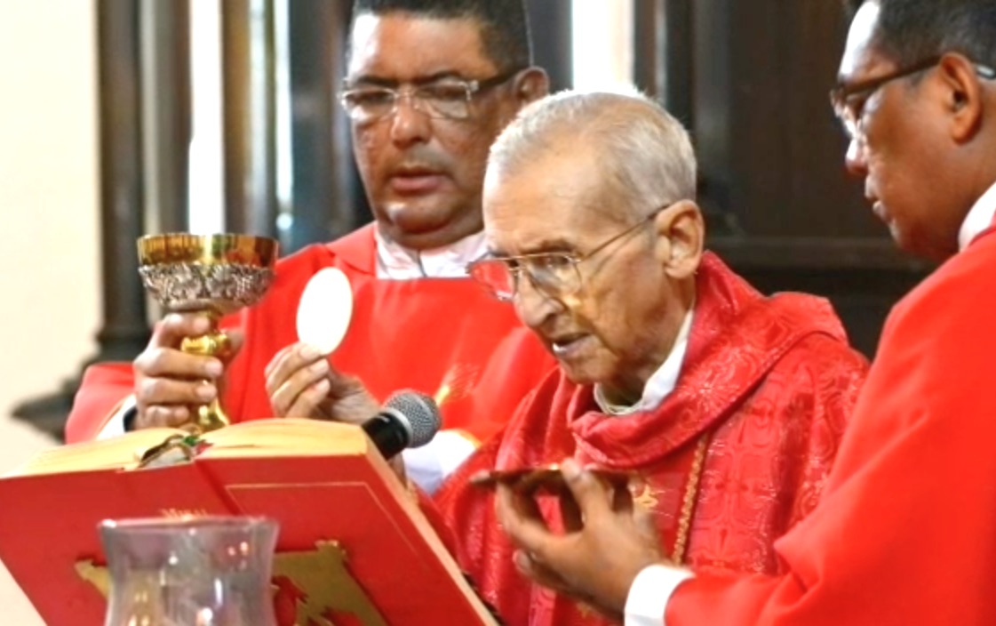 Monseñor Carlos Rocha Blanco (centro) oficiando una misa.
