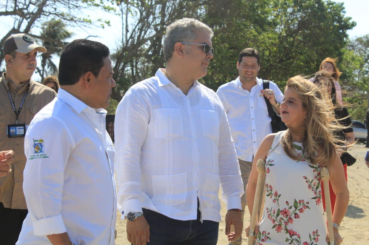 El alcalde de Puerto Colombia, Wilman Vargas Altahona; el Presidente Duque y la Gobernadora Elsa Noguera.
