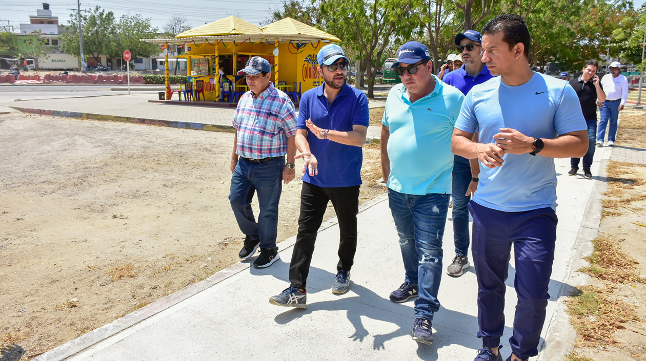 Con los secretarios de Obras, Rafael Lafont y Deportes, Gabriel Berdúgo y el Gerente de ADI, Alberto Salah.