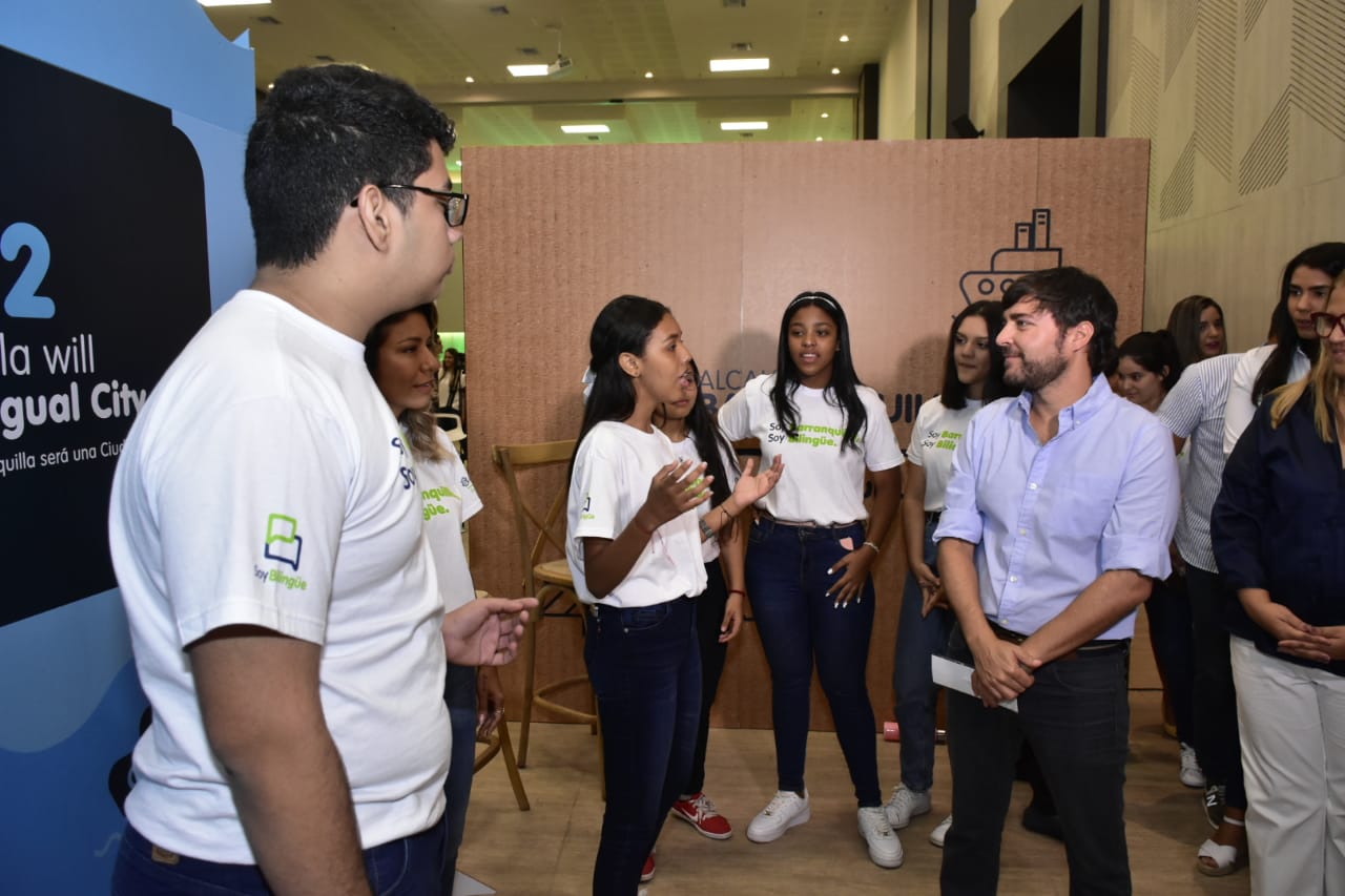 Alcalde conversa con estudiantes del Distrito sobre bilingüismo.