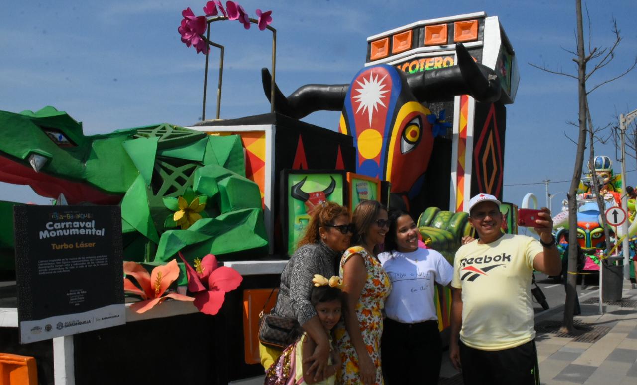 El turista hondureño Aurelio Paz y su familia posando frente a su carroza favorita.
