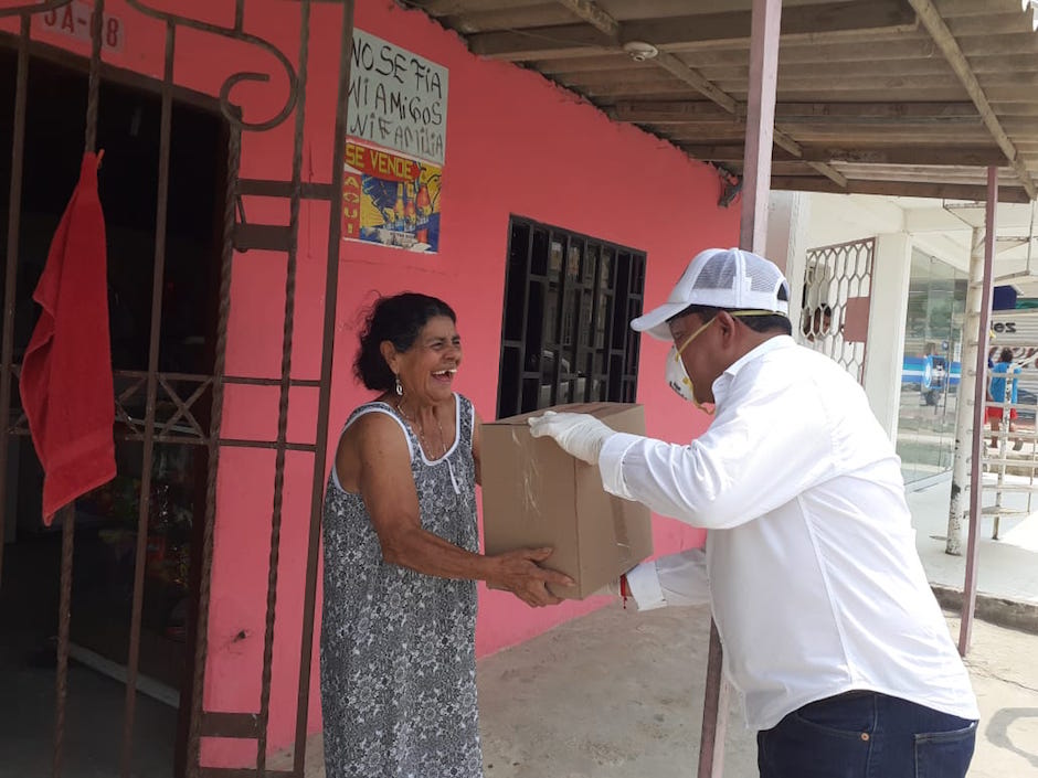 El Alcalde Wilman Vargas entregando las ayudas.