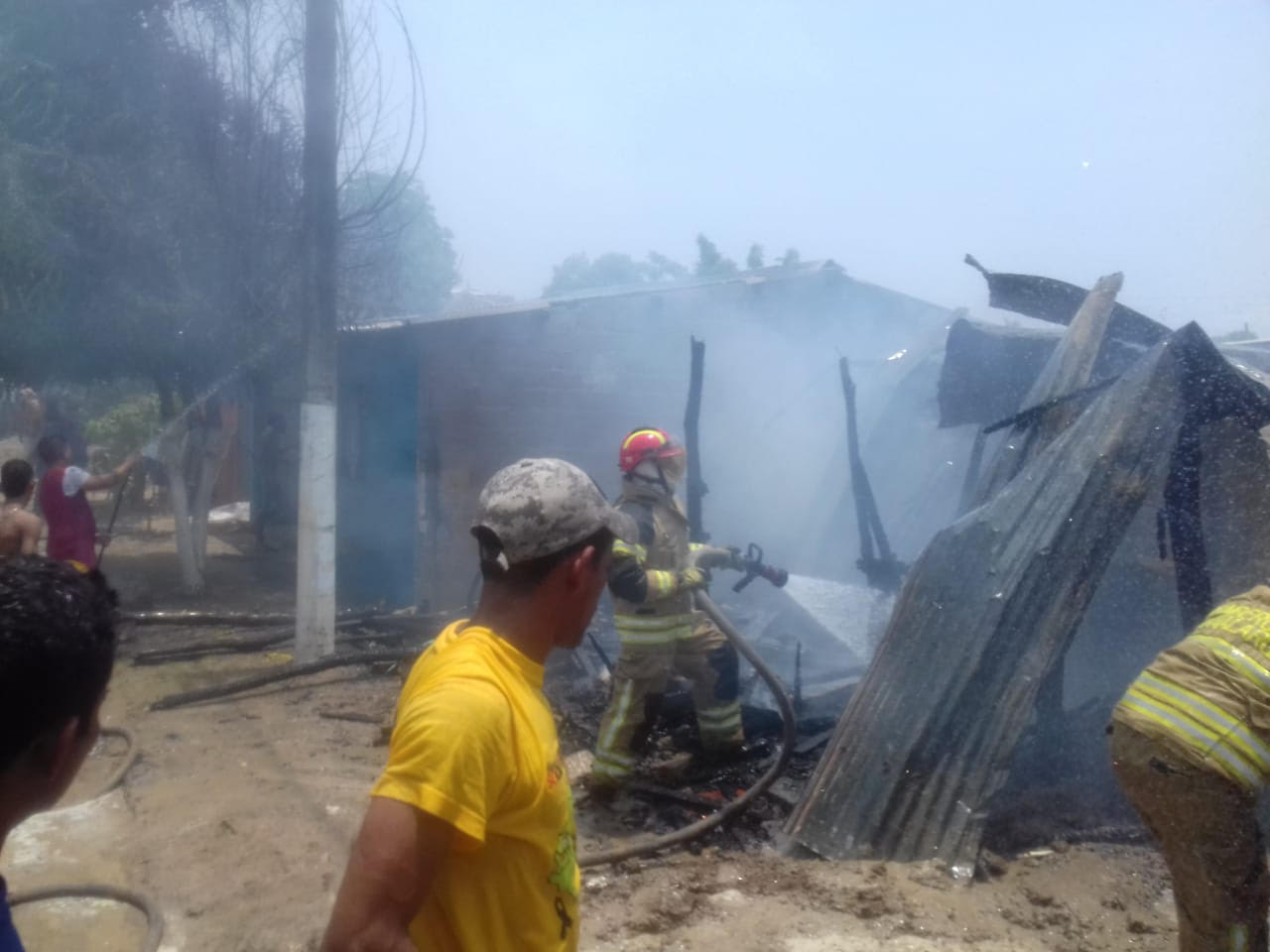 Bomberos de Sabanalarga atienden el incendio