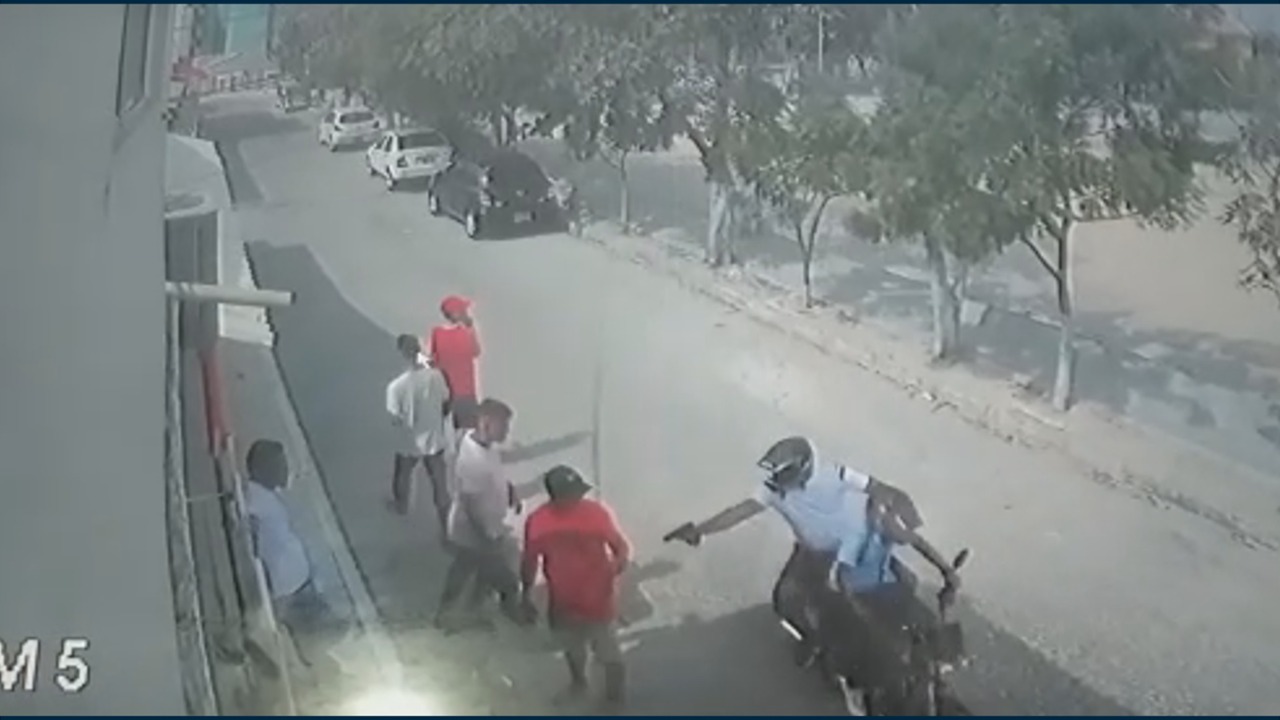 El ataque a bala, el pasado jueves en el barrio Costa Hermosa, quedó grabado en una cámara de seguridad.