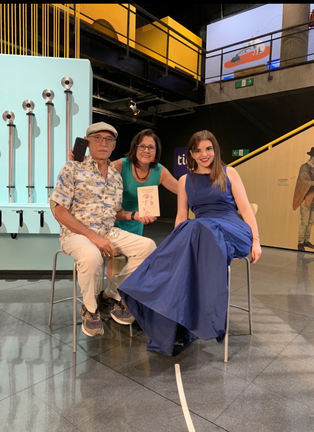 Presentando mi libro en la Sala Música del Parque Explora en Medellín, junto a su pareja y "mi tía", Rosa Rodriguez.