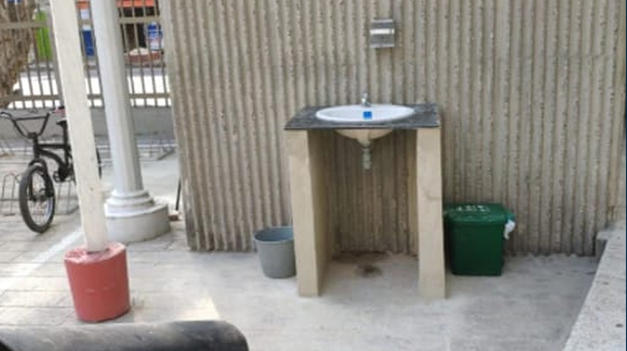 Un lavamano fue instalado a la entrada del Centro Cívico, pero algunos funcionarios indicaron que debe invertirse más en bioseguridad para enfrentar la pandemia del Covid-19.