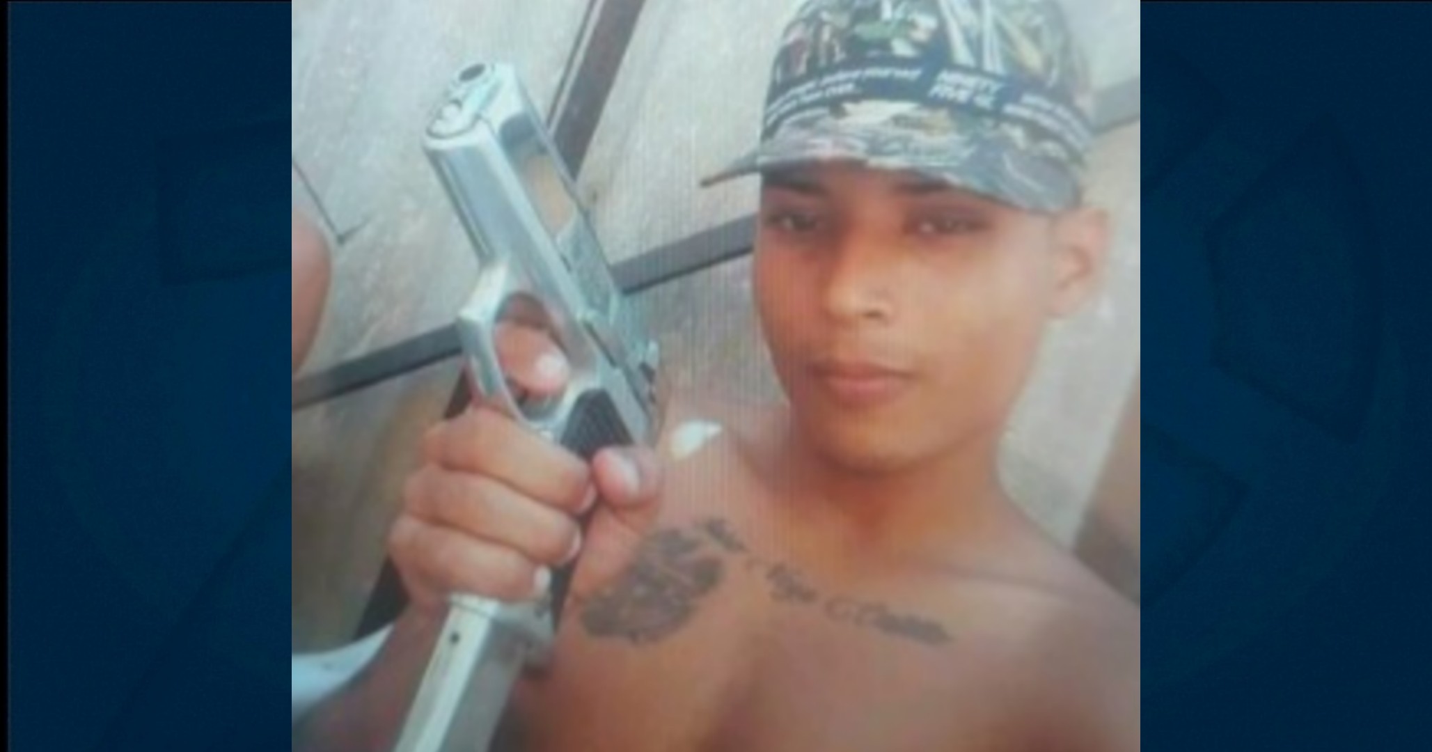John Jairo Vega posando en redes sociales con una pistola.