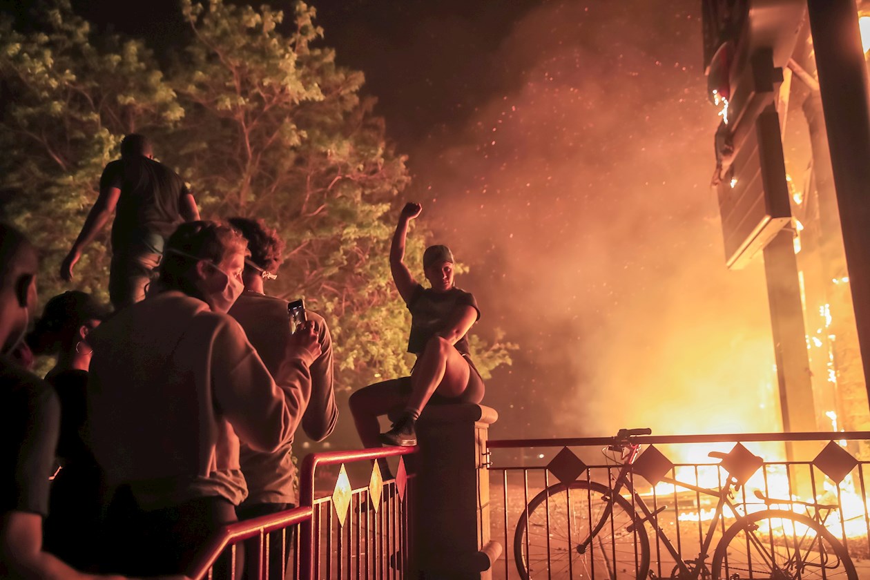 Los manifestantes lograron prender fuego a la estación policial, que ardió en llamas ante el festejo de muchos, que incluso lanzaron fuegos artificiales.