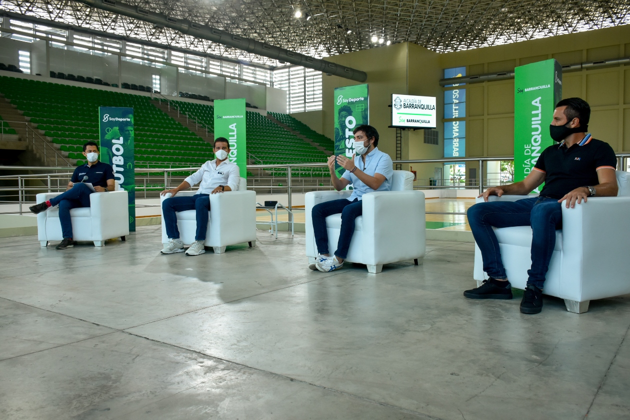 El secretario de Deportes, Gabriel Berdugo; el Alcalde de Barranquilla, Jaime Pumarejo y el portero de Junior, Sebastián Viera.