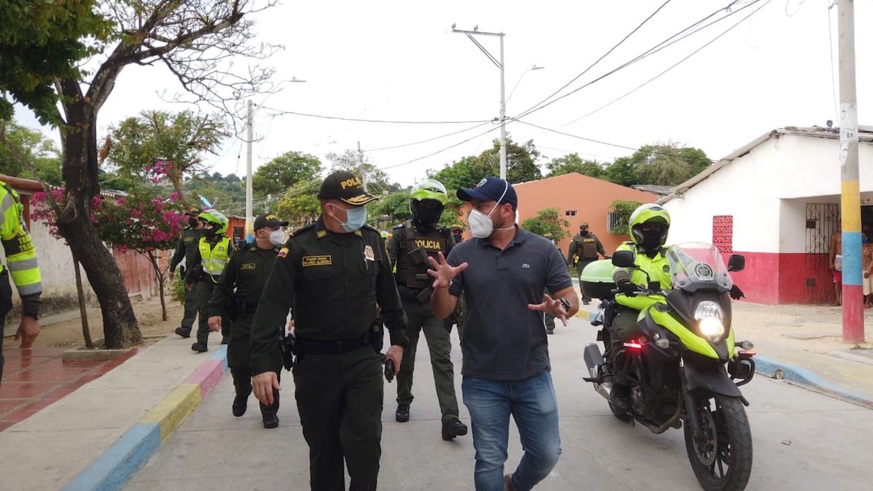 El Jefe de la Oficina de Seguridad del Distrito, Nelson Patrón, y el Comandante de la Policía Metropolitana, BG Ricardo Alarcón, recorriendo sectores del sur de Barranquilla.