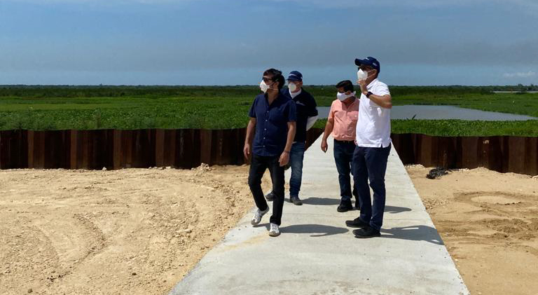 El Alcalde de Barranquilla, Jaime Pumarejo; el gerente de la ADI, Alberto Salah y el secretario de Obras Públicas, Rafael Lafont, en las fases de construcción 3 y 4 del Gran Malecón del Río.