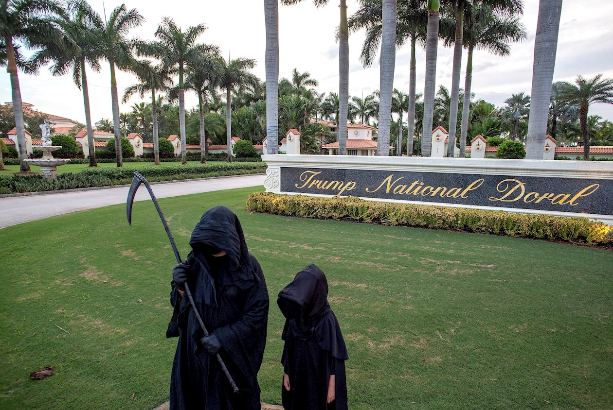 El abogado floridiano Daniel W. Uhlfelder (i) posa, junto a su hija Daisy, vestido como la muerte en el Trump National Doral Golf Resort de Doral, Florida (EE.UU.), este 20 de junio de 2020. 
