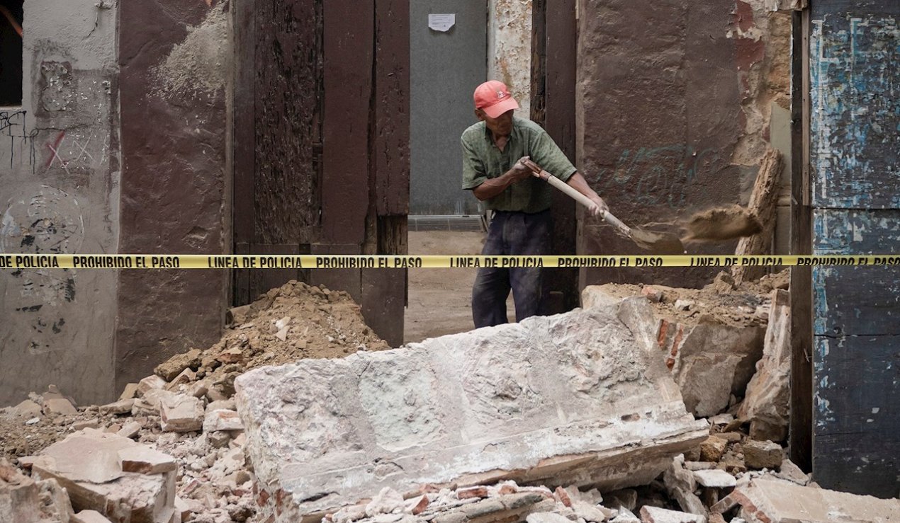  Una persona quita escombros de un muro derrumbado este martes, en la ciudad de Oaxaca (México)