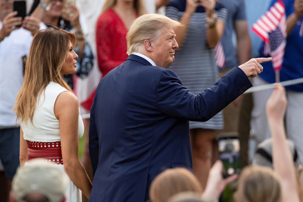 Donald Trump y su esposa Melania, cercanos al público sin elementos de protección.
