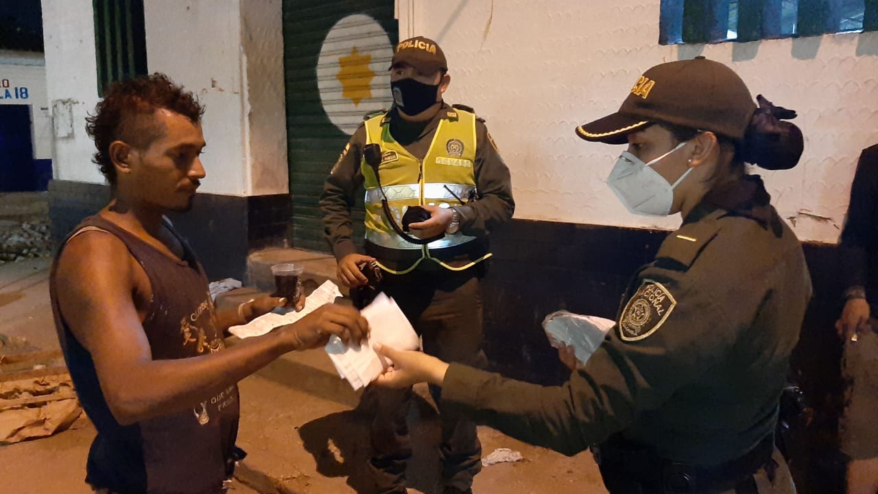 La Teniente Astrid Ramírez entrega tapabocas en Baranoa