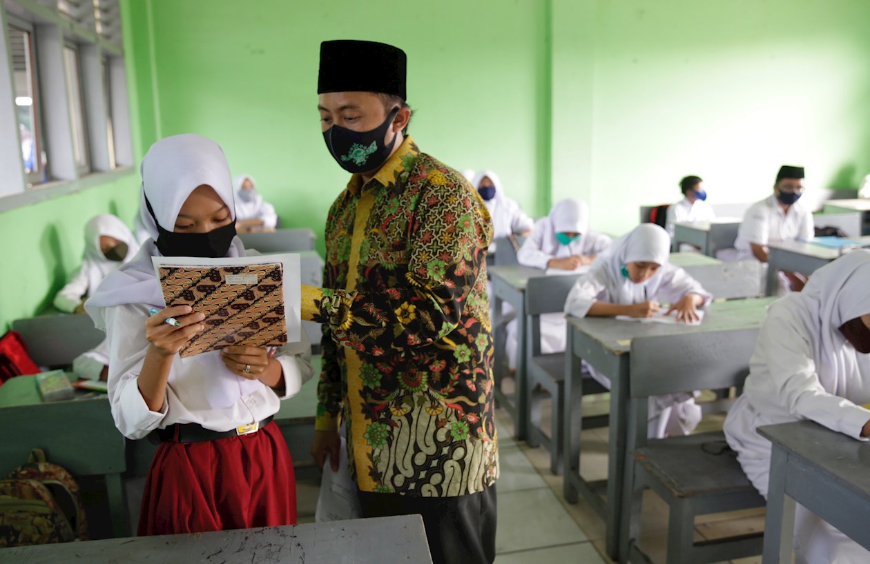 Las escuelas de Indonesia comienzan a retomar actividades tras las restricciones impuestas por la pandemia de coronavirus.