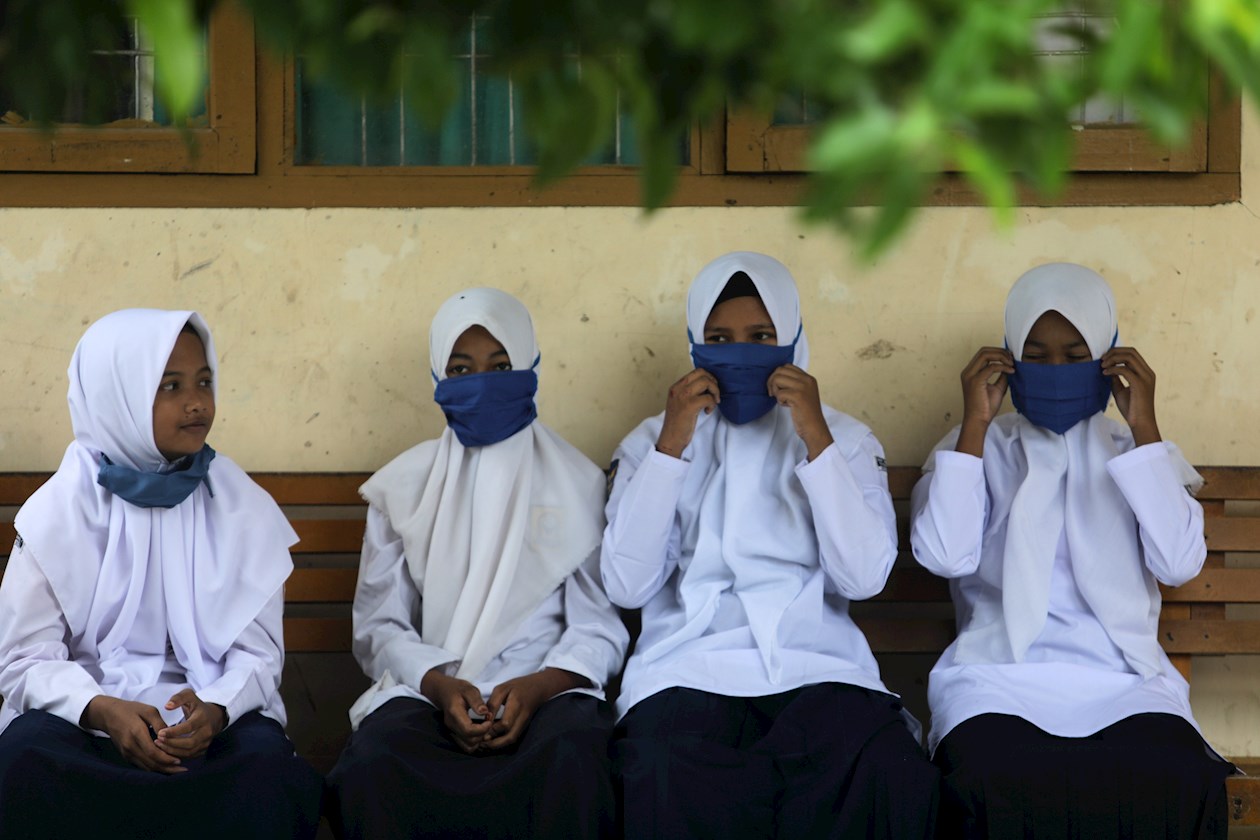 Estudiantes indonesios están obligados a llevar mascarillas durante las clases presenciales que el Gobierno del país ha permitido reiniciar en medio de la pandemia de coronavirus.
