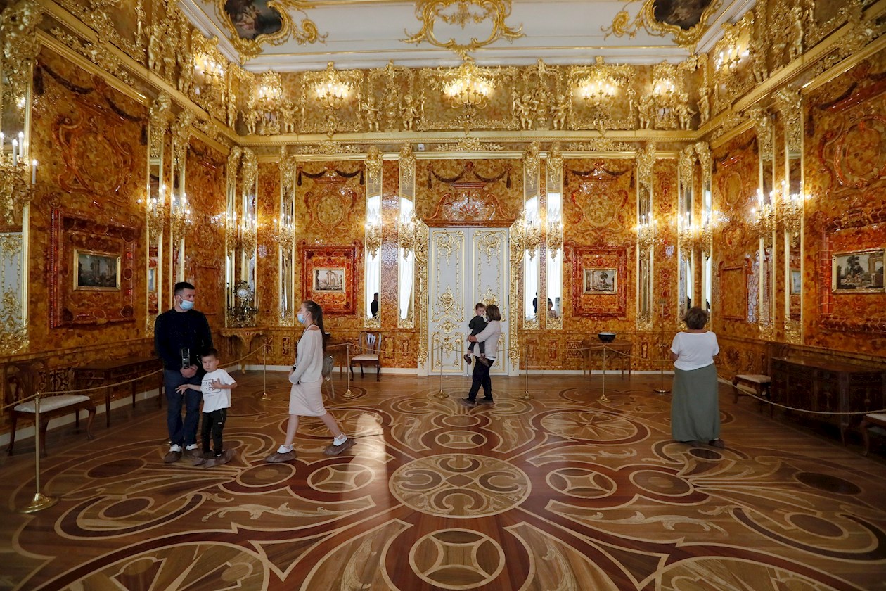 El Palacio de Catalina en San Petersburgo reabrió este lunes sus puertas al público tras casi cuatro meses de cierre por la pandemia de coronavirus.
