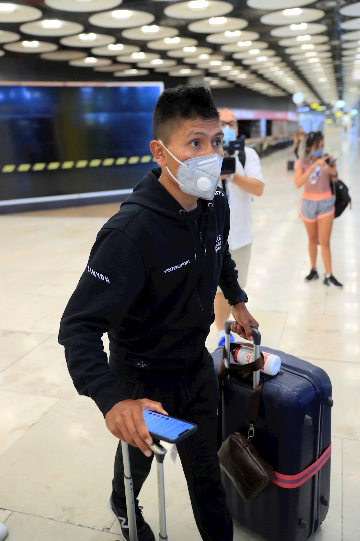 El ciclista colombiano Nairo Quintana atiende a la prensa a su llegada al Aeropuerto Internacional Adolfo Suárez Madrid Barajas, este lunes