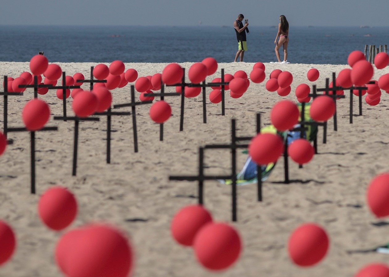 El homenaje terminó soltando los globos que abandonaron la playa y se esparcieron por el cielo azul de la ciudad. 