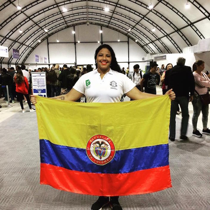 Con la bandera de Colombia en el aeropuerto 'Ernesto Cortissoz'.