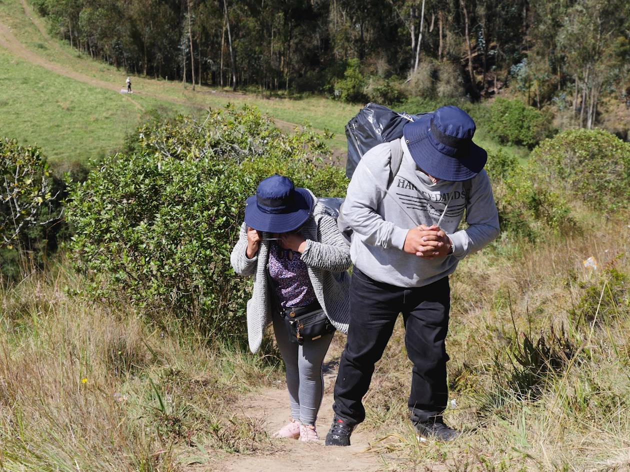 Una pareja cruza por una trocha, entre Tulcán (Ecuador), y la localidad colombiana de Ipiales. 