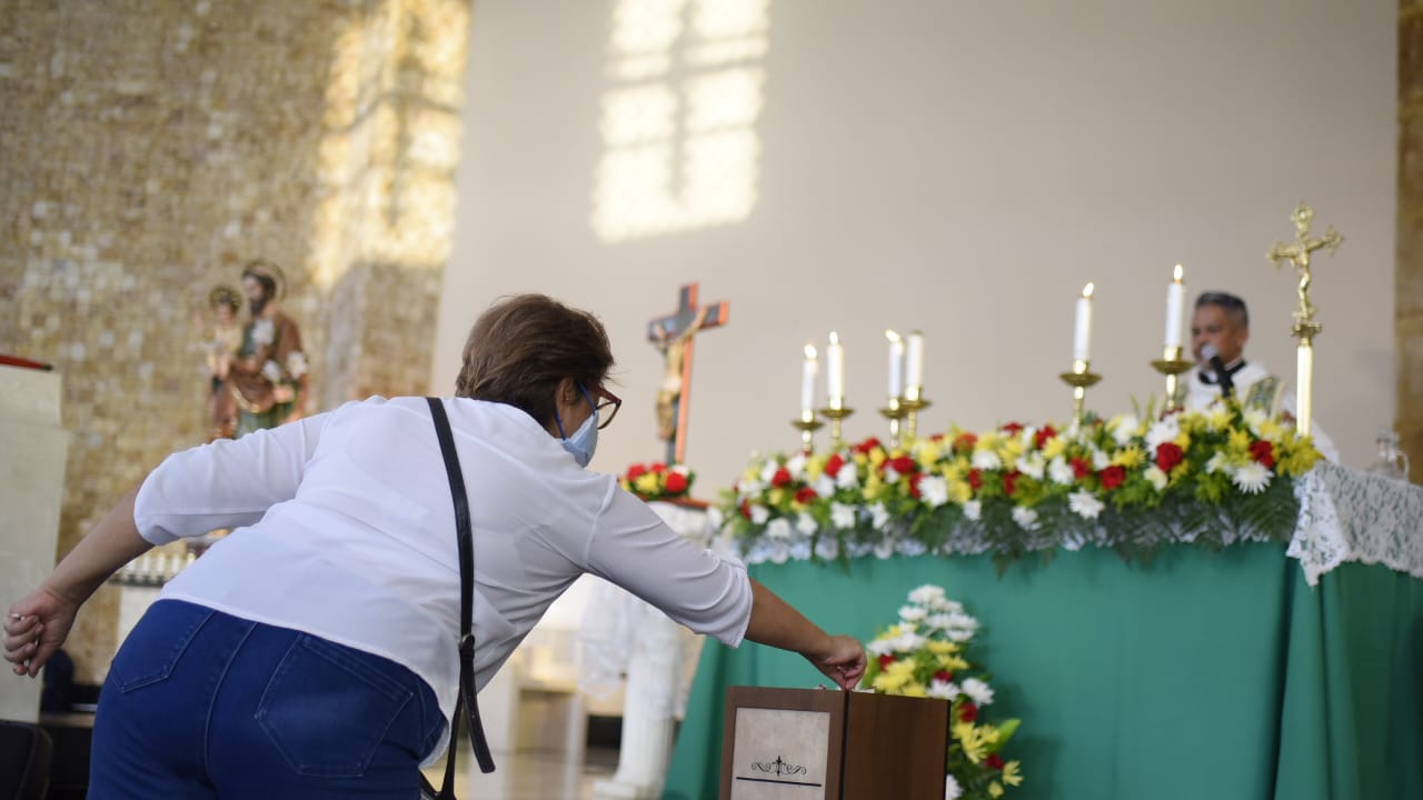 Una urna para depositar las ofrendas se instaló en la Parroquia Santa Teresita del Niño Jesús, en el barrio Villa Santos.