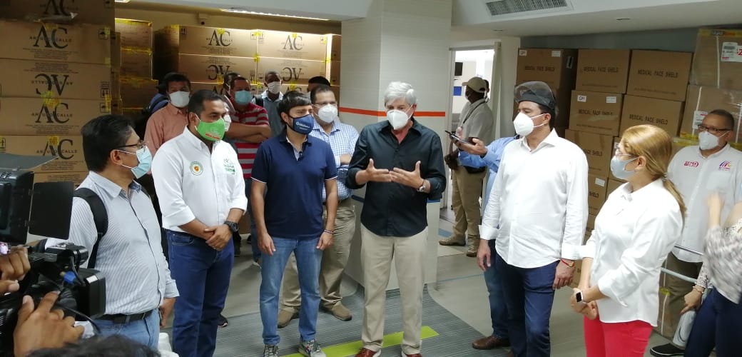 El Embajador Jaime Amín junto a los mandatarios locales y secretarios de Salud, durante entrega de equipos médicos.