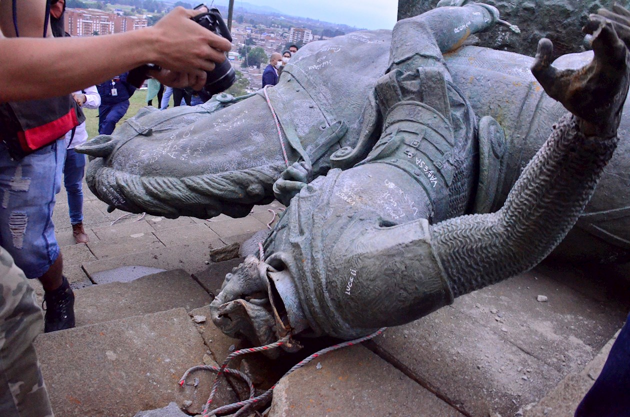 Fotografía del monumento de Sebastián de Belalcázar que fue derribado por comunidades indígenas, este miércoles, en Popayán (Colombia). I