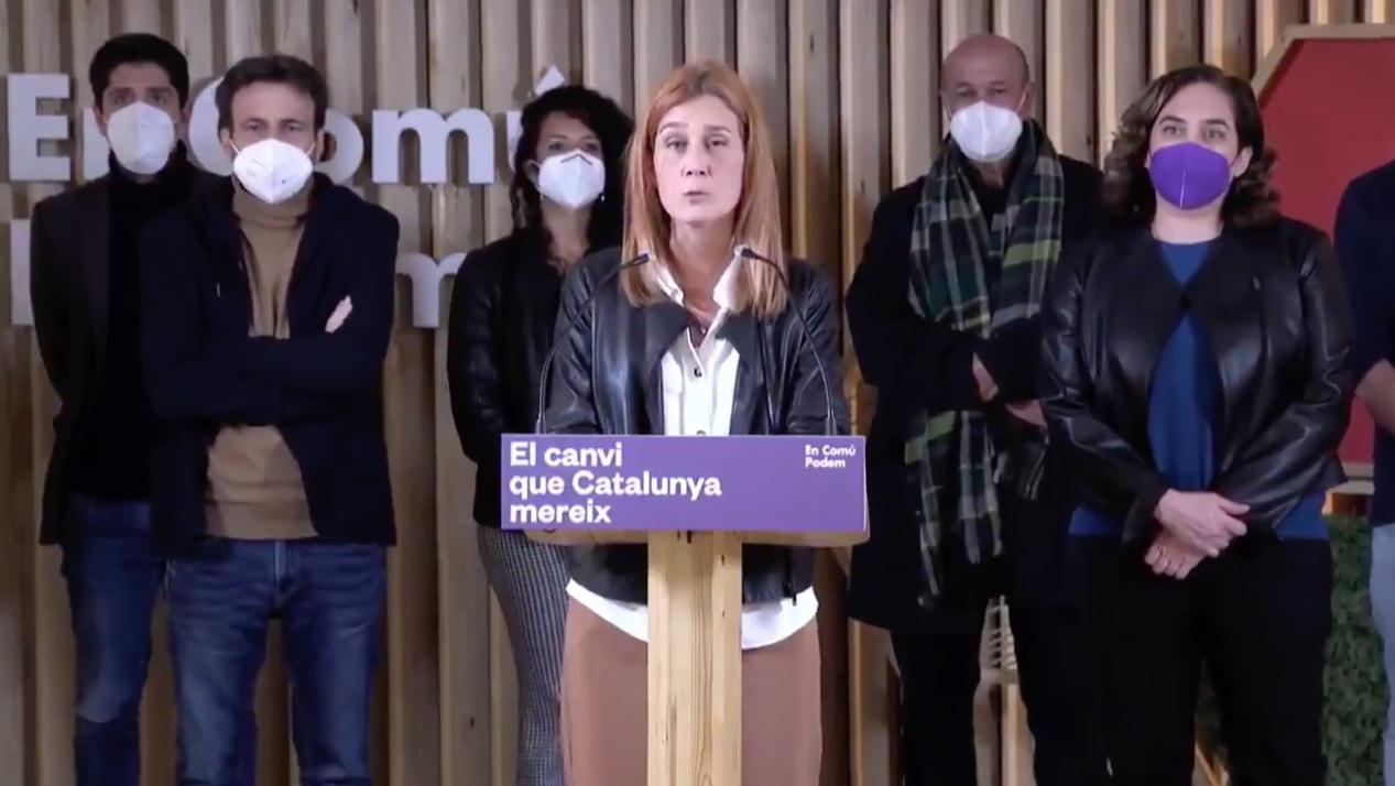 Rueda de prensa del partido En Comú Podemos, con sus diputados elegidos. La barranquillera Jessica González, en el fondo, detrás de Jéssica Albiach, candidata a la presidencia de la Generalitat. 