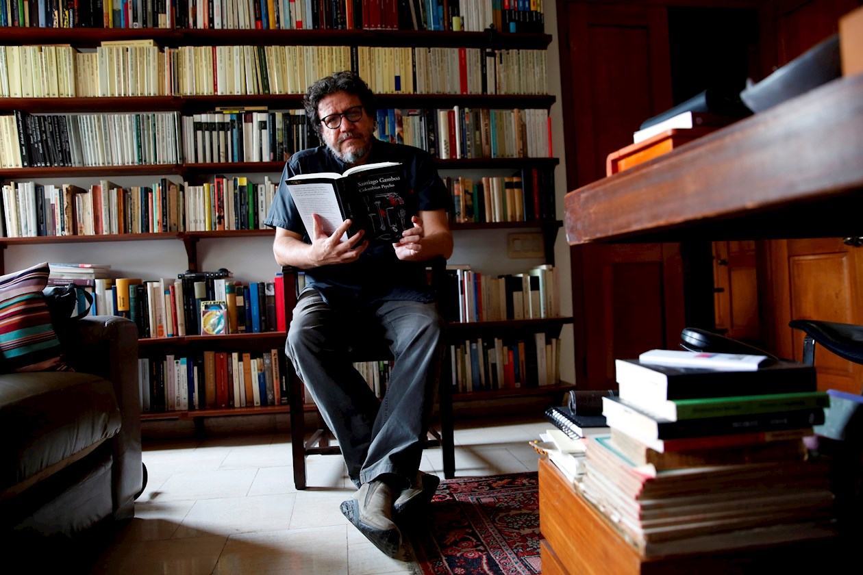 El escritor colombiano Santiago Gamboa posa durante una entrevista con Efe en relación a la publicación de su libro "Colombian Psycho", en Cali.