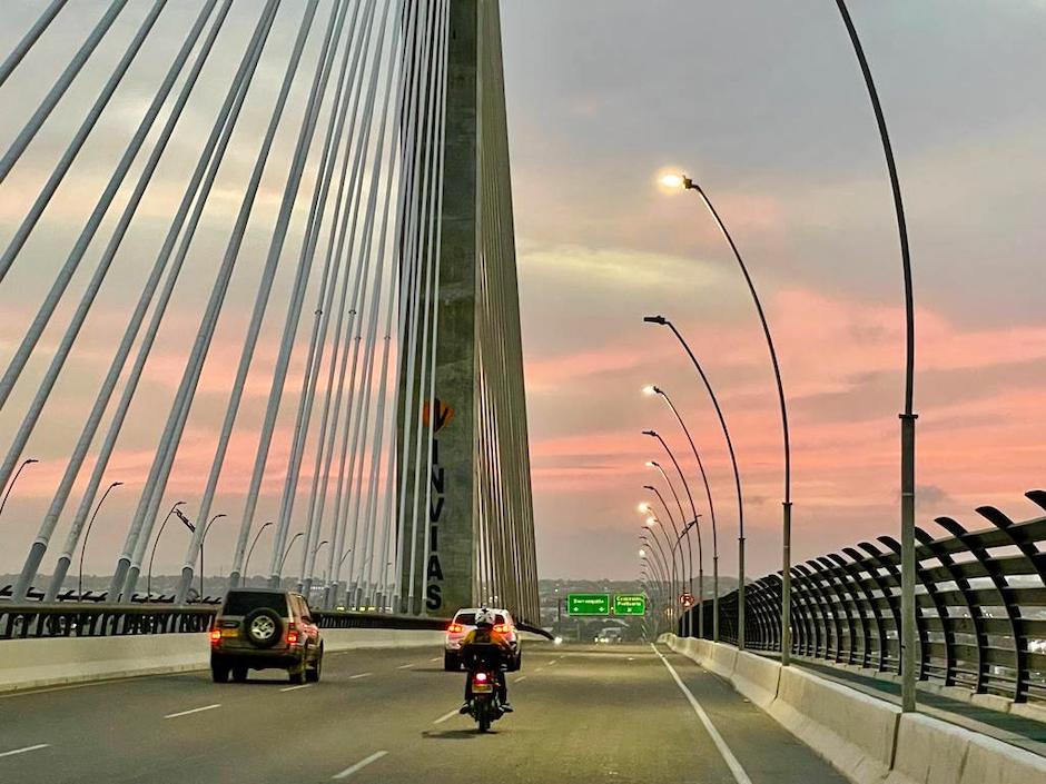 El Puente Pumarejo con la nueva iluminación.