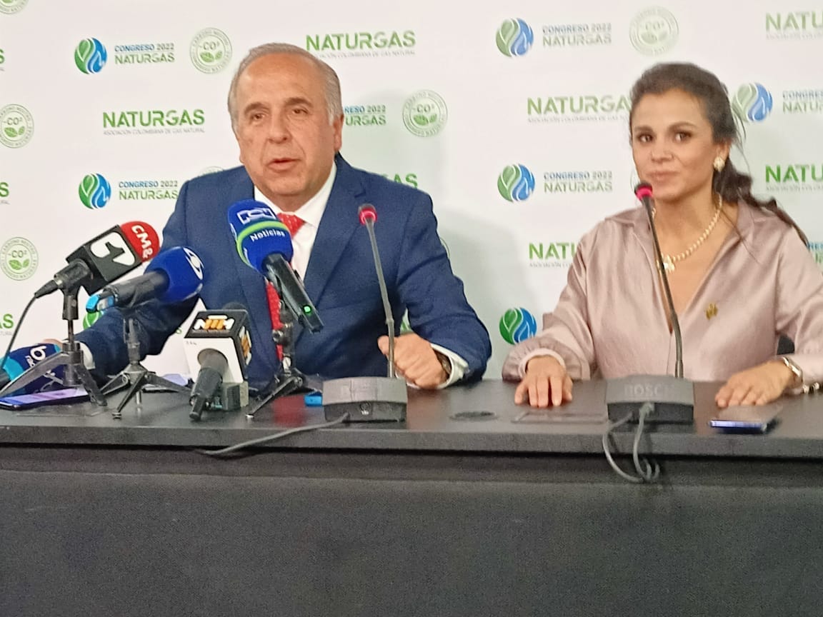 El Ministro Guillermo Reyes y la presidenta de Naturgas Luz Stella Murgas.