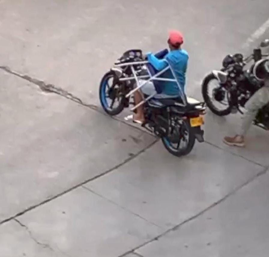 Este motociclista se llevó algunas sillas en medio del ataque contra estudiantes de la Uniatlantico