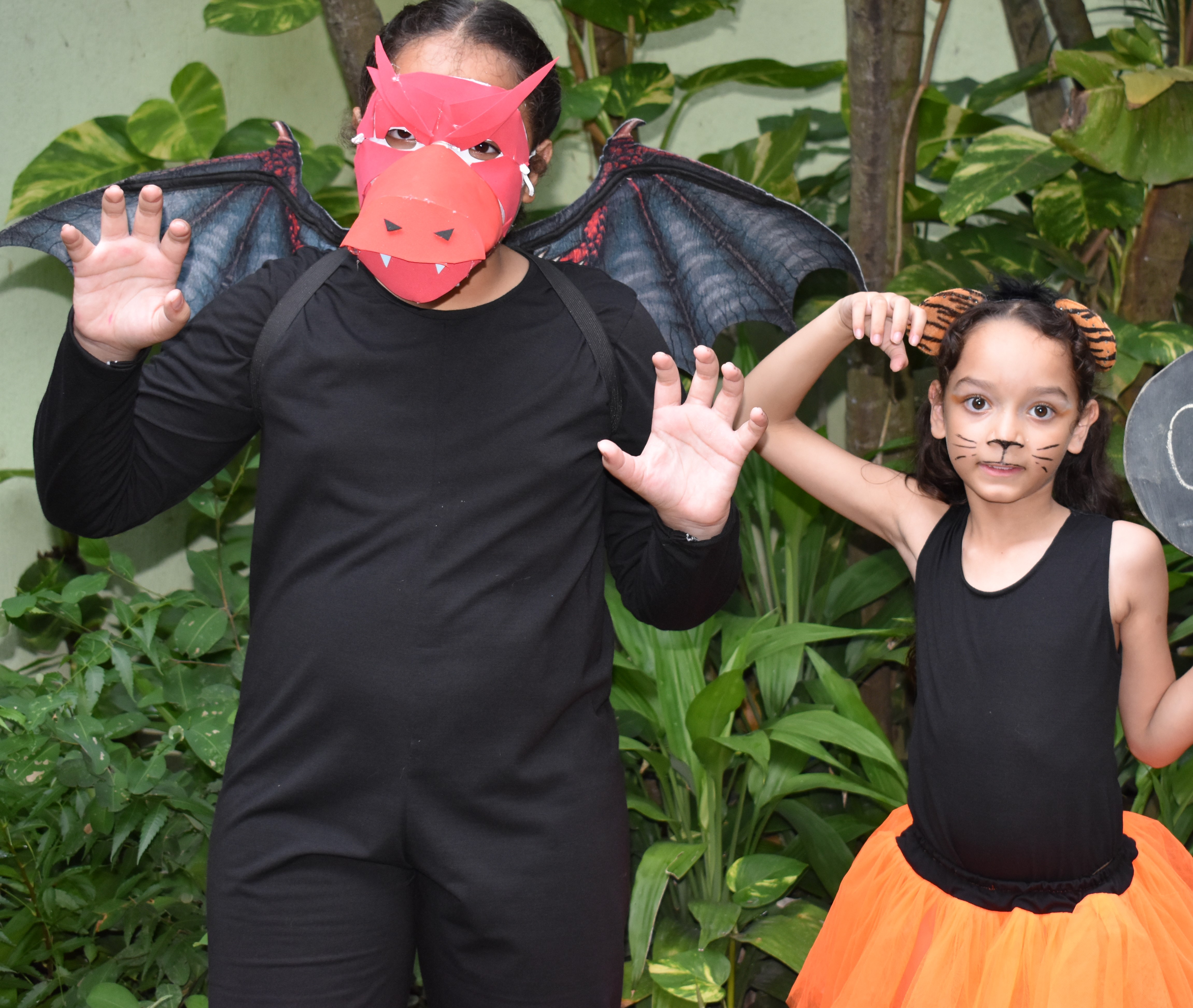 Dos niñas disfrazadas en el Zoológico de Barranquilla.