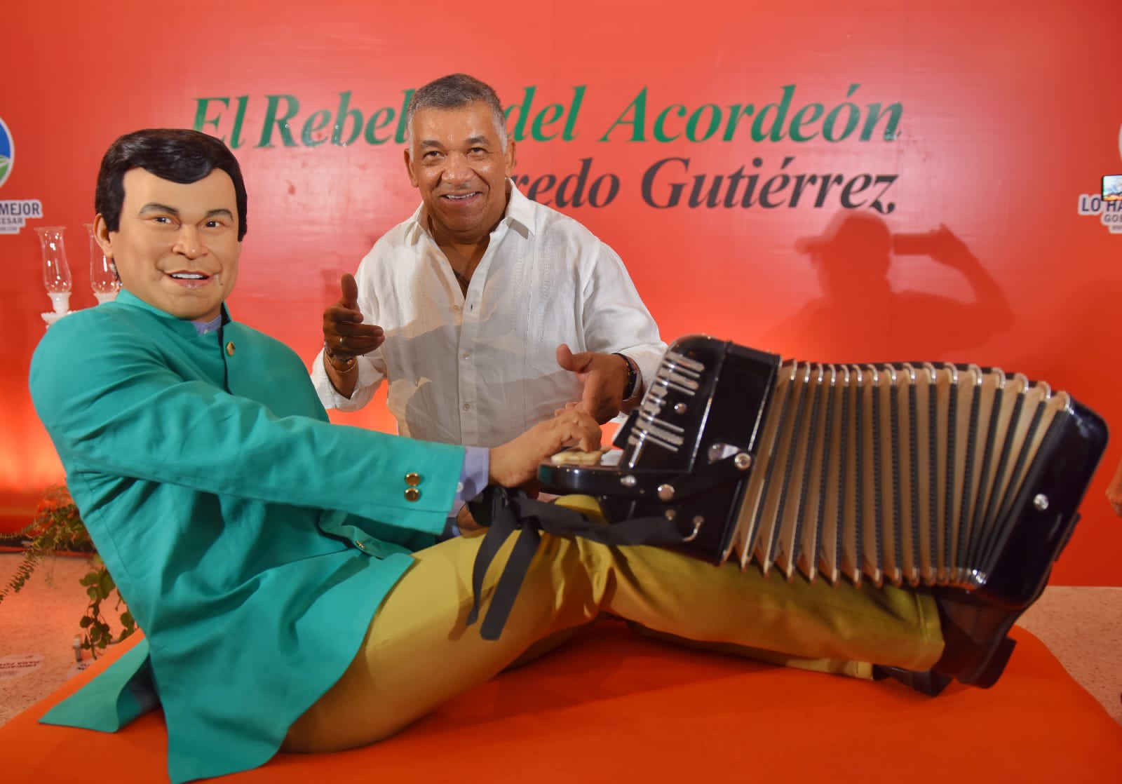 Un seguidor del acordeonero Alfredo Gutiérrez posando junto a la escultura.