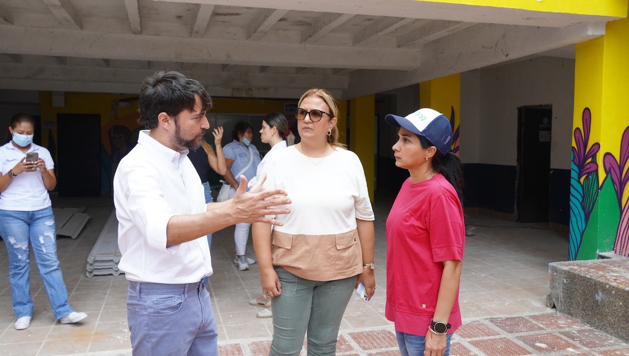 El Alcalde Jaime Pumarejo y la Secretaria de Educación Bibiana Rincòn, en la IE Las Flores.