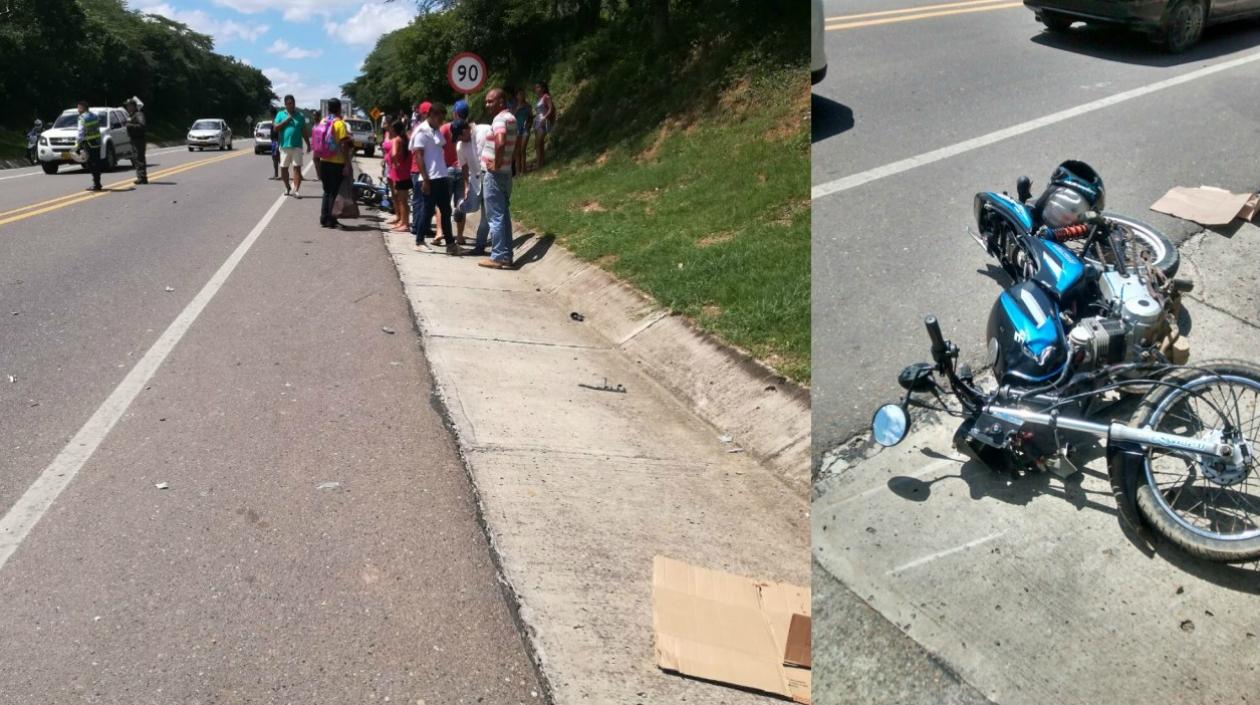 La moto en la que se movilizaban las víctimas quedó a un lado de la vía.