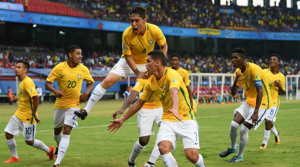 Jugadores de Brasil celebran la segunda anotación. 
