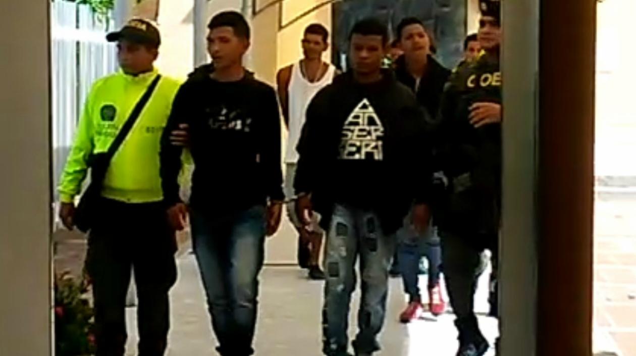 Los capturados siendo conducidos por agentes de la Policía en Riohacha.