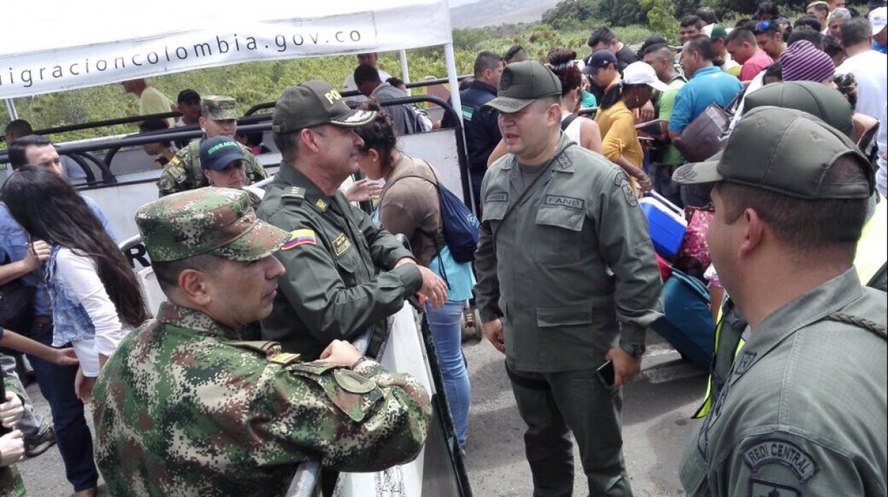 En una foto de agosto, el Comandante de Región 5 de la Policía revisa con el Ejército en el puente Simon Bolívar, con el fin de verificar la seguridad fronteriza.