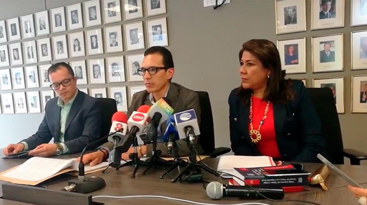 Los funcionarios que participaron en el sorteo para la designación del árbitro que va a representar a la Asociación Colombiana de Aviadores Civiles, Acdac, en el Tribunal Arbitramento Obligatorio.