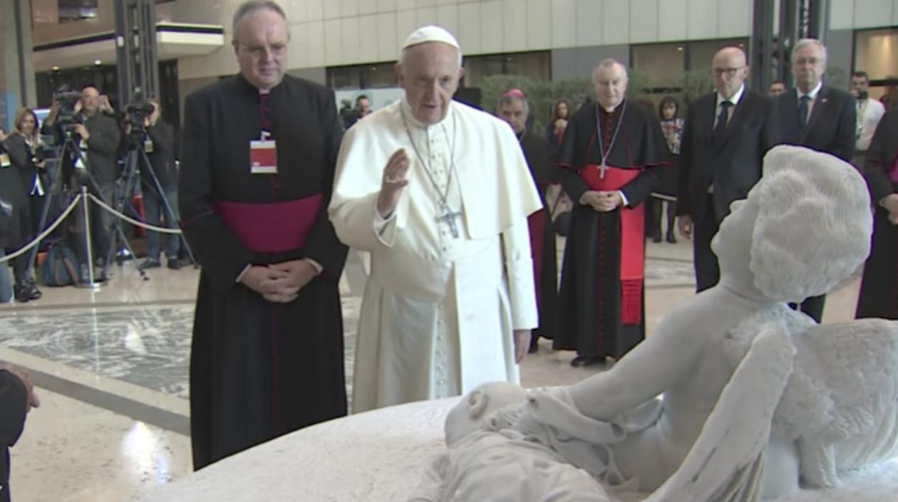 El Pontífice donó a la FAO una estatua que representa al niño sirio Aylan Kurdi, ahogado en el Mediterráneo y símbolo de los refugiados.