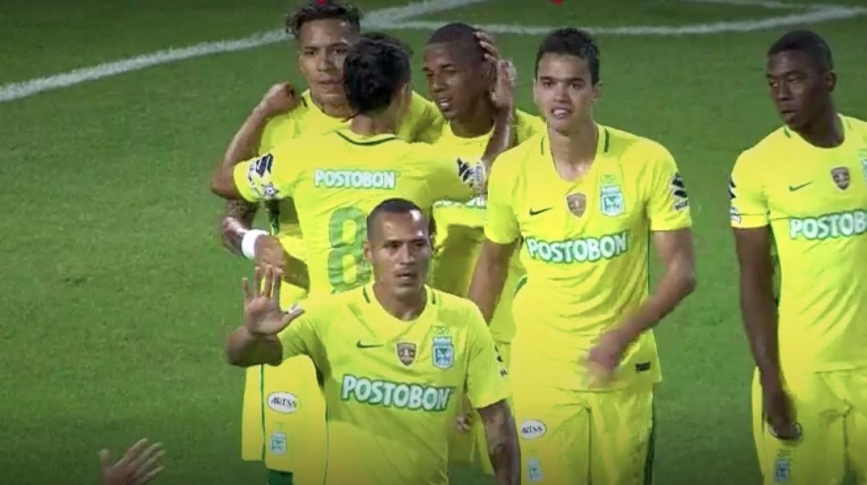 Jugadores de Nacional celebran el gol de Jeison Lucumí que les significó la victoria.