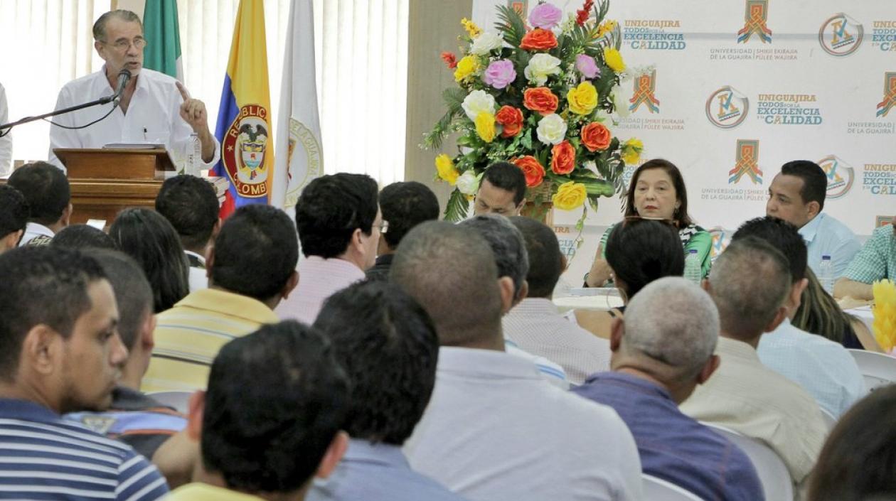 El Gobernador del Atlántico, Eduardo Verano De la Rosa, explicando hoy los alcances en La Guajira.