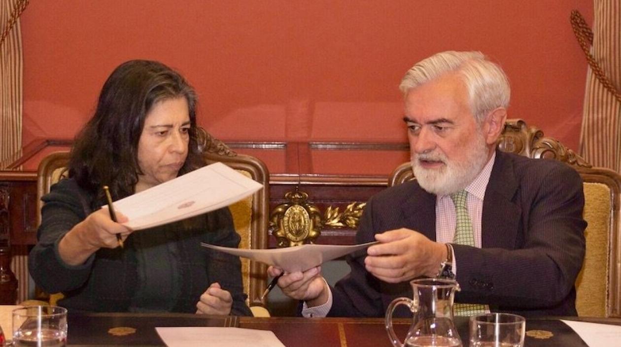 La directora general del ICC, Carmen Millán, y el director de la RAE y presidente de la ASALE, Darío Villanueva, durante la firma del convenio entre ambas instituciones.