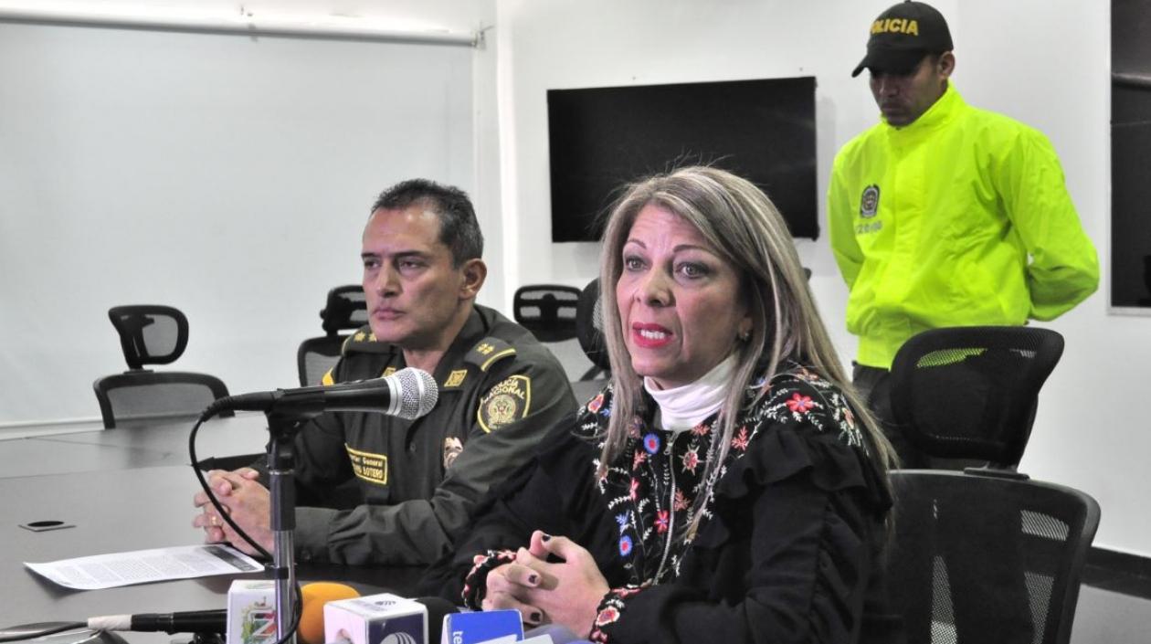 El brigadier general Mariano Botero Coy y la directora seccional de Fiscalía en el Atlántico, Ángela María Bedoya.