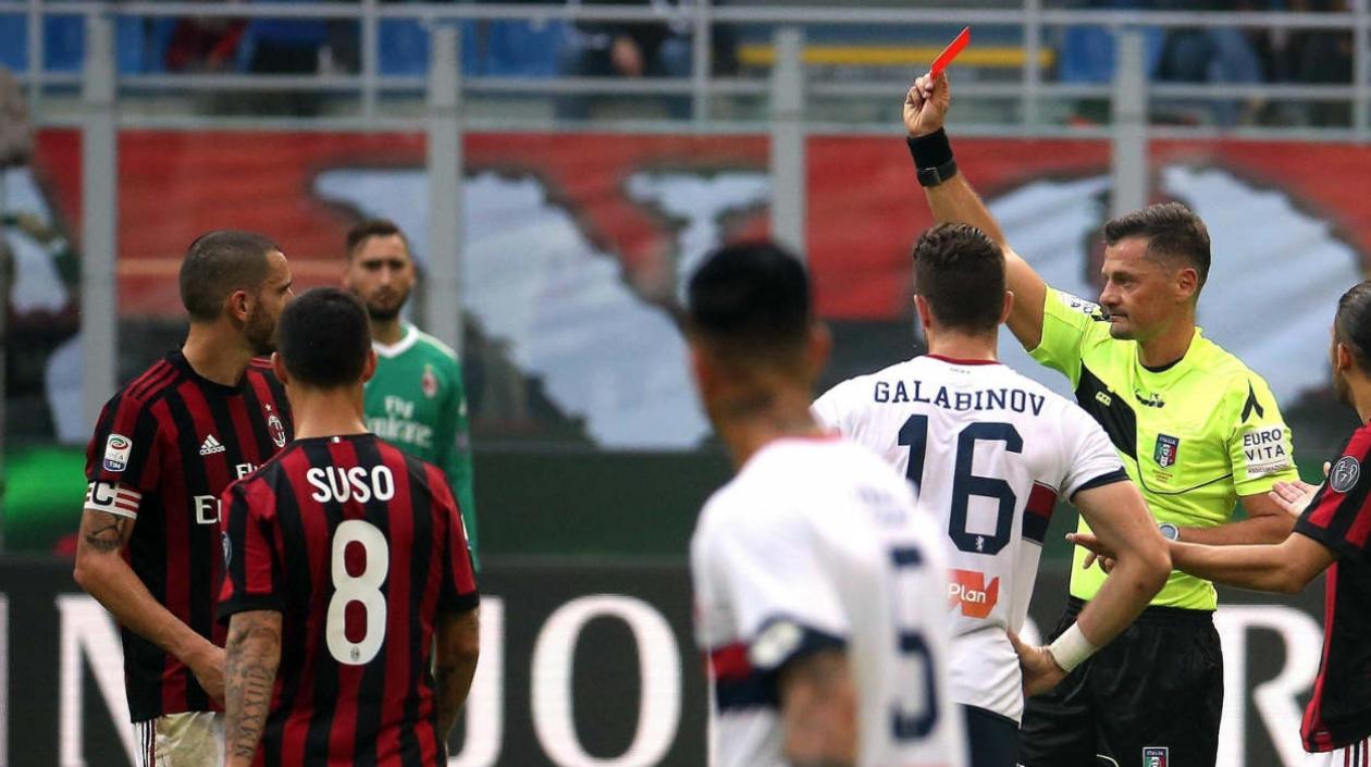 Leonardo Bonucci ve la tarjeta roja durante el partido. 