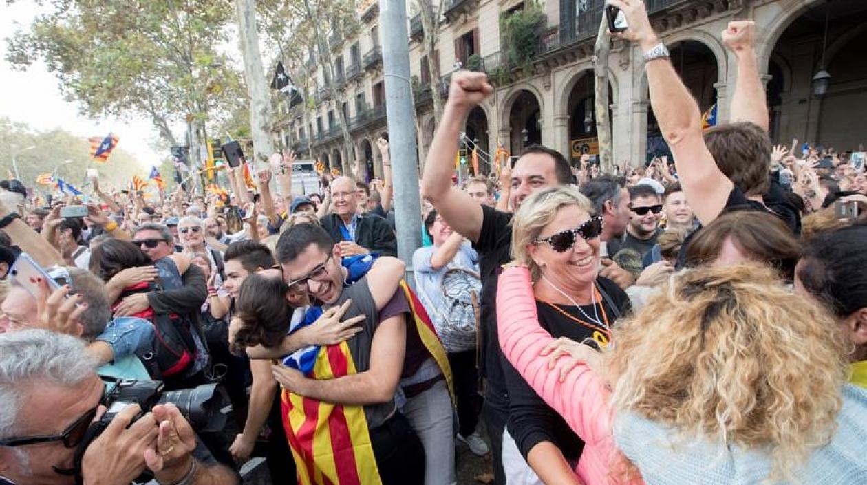 Los catalanes celebraron en las calles la declaración de independecia.